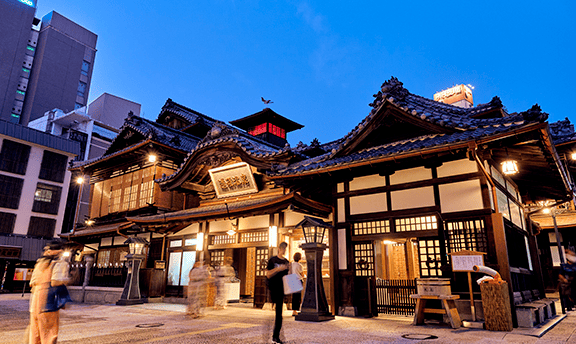 道後温泉本館 徒歩9分（約690m）